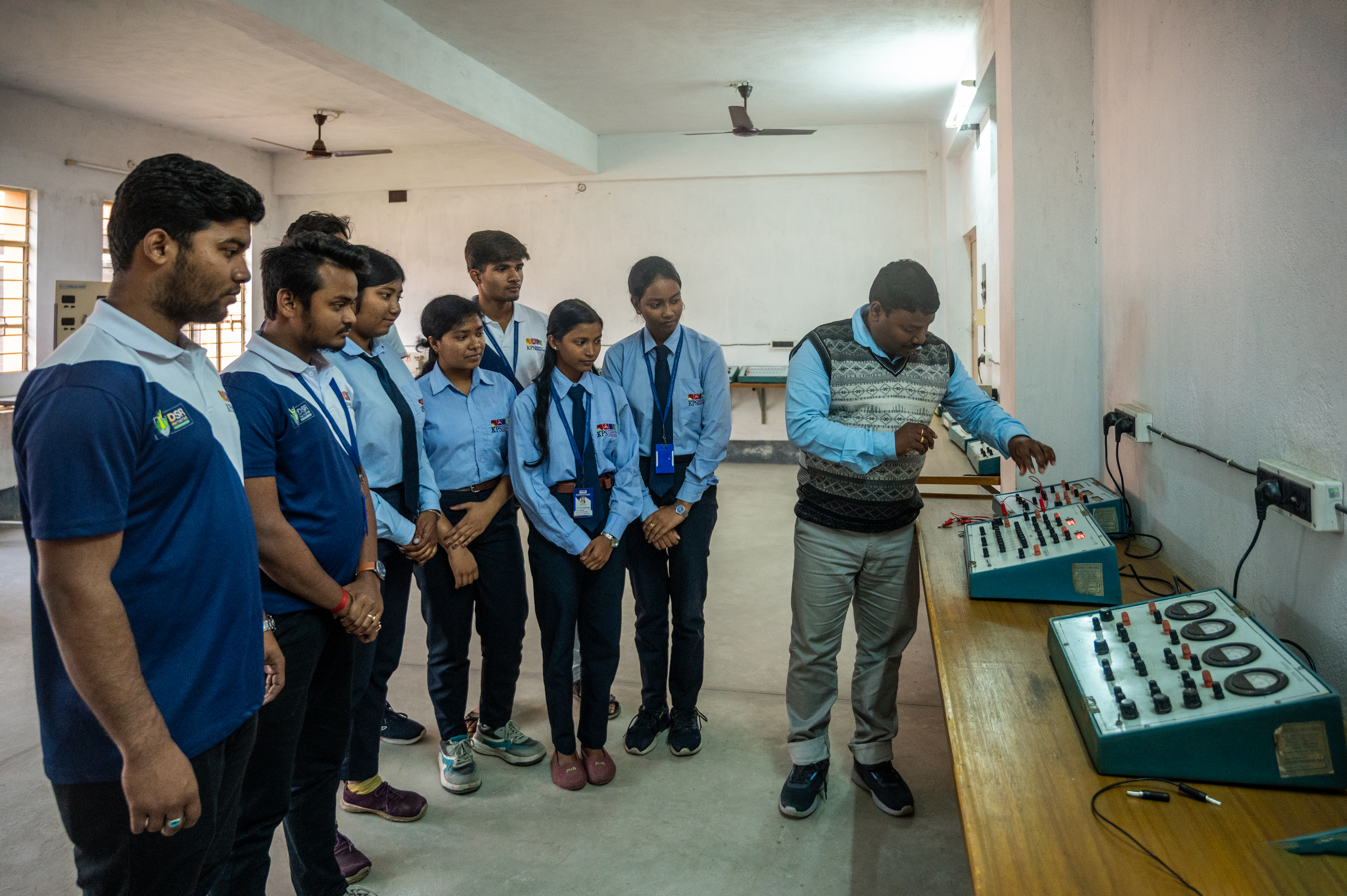 Electronics and telecommunication laboratory demonstration